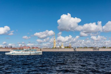 Peter ve Paul kalesi Saint Petersburg. - Rusya. Neva Nehri 'nin muhteşem manzarası, Peter ve Paul kalesi, bulutlar..