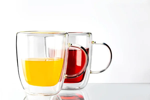 Duas Xícaras Suco Amarelo Vermelho Smoothies Coloridos Dieta Saudável — Fotografia de Stock