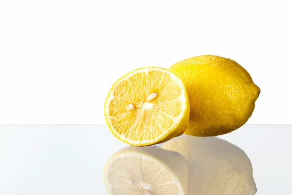 Красочный Лимон Нарезанным Ломтиком Белом Фоне Здоровое Вкусное Питание — стоковое фото