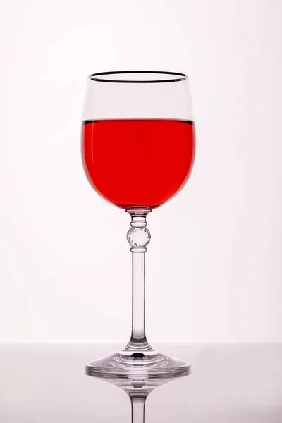 Ett Glas Rött Vin Vit Bakgrund Med Reflektion Ett Glas — Stockfoto