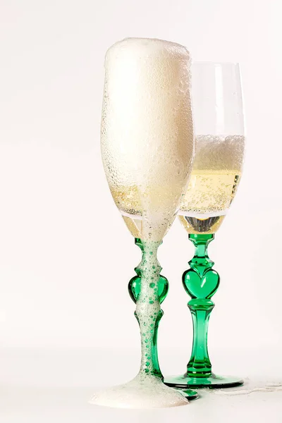 Kadeh Şampanya Beyaz Arka Planda Bir Şişe Şampanya Köpüklü Yaratıcı — Stok fotoğraf