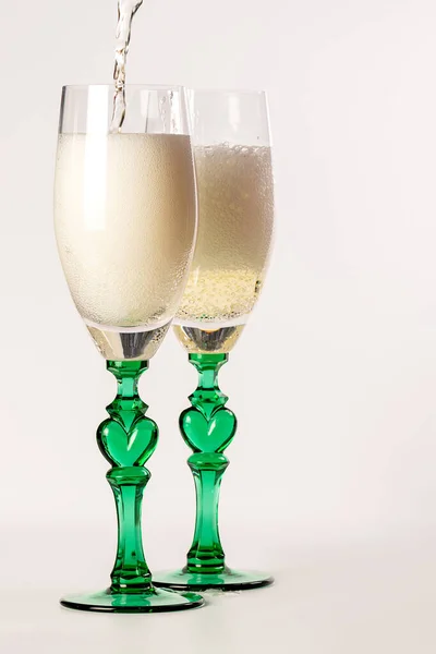 Due Bicchieri Champagne Una Bottiglia Sfondo Bianco Immagine Creativa Con — Foto Stock