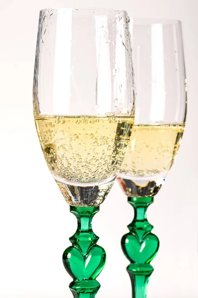 Due Bicchieri Champagne Una Bottiglia Sfondo Bianco Immagine Creativa Con — Foto Stock