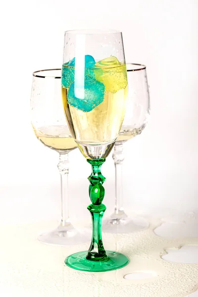 Şampanya Farklı Renkte Buzlu Güzel Bir Bardak Masaya Şampanya Döküldü — Stok fotoğraf