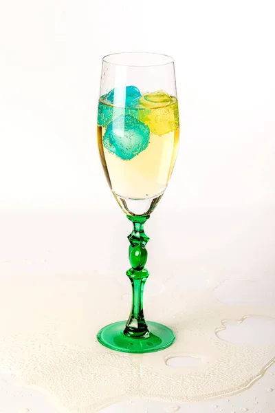 Bellissimo Bicchiere Con Champagne Ghiaccio Diversi Colori Champagne Versato Sul — Foto Stock