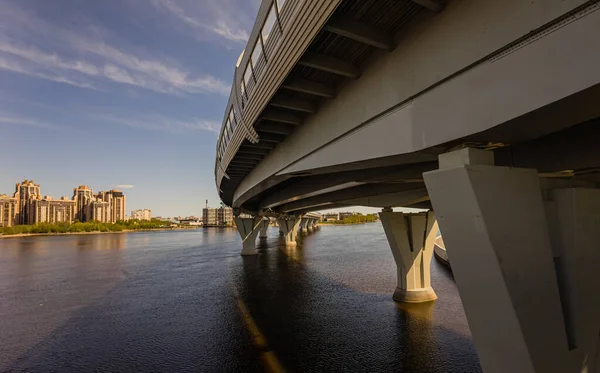 St. Petersburg 'un kenar mahallelerinin muhteşem manzarası ve Finlandiya Körfezi manzarası. Güneşli bir günde güzel bir hava.