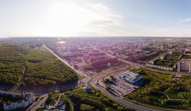 Saint Petersburg 'un panoramik manzarası, İHA' nın fotoğrafı, yaz günü. Şehir manzarası, şehrin kenar mahalleleri..