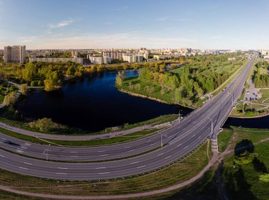 Saint Petersburg 'un panoramik manzarası, İHA' nın fotoğrafı, yaz günü. Şehir manzarası, şehrin kenar mahalleleri..