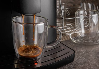 Taze kahve yapmak için espresso makinesi. Kahve şeffaf bir fincana doldurulur..