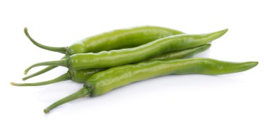 Beyaz zemin üzerine yeşil sıcak biber