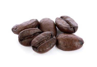 Beyaz arkaplanda kahve çekirdeği