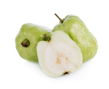 Guava meyvesi beyaz arkaplanda izole