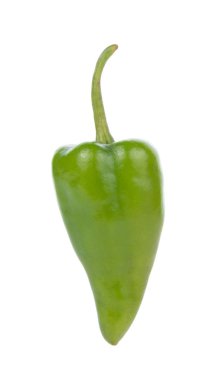 Beyaz arka planda yeşil kırmızı biber