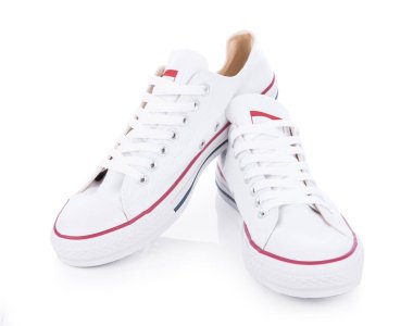 Beyaz arka plan üzerinde izole klasik beyaz spor ayakkabı