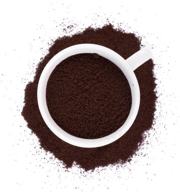 Beyaz arka plan üzerinde kahve tozu. Üstten Görünüm