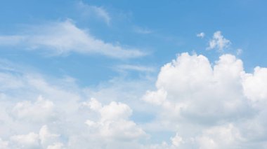 Küçük bulutlu mavi gökyüzü arkaplanı