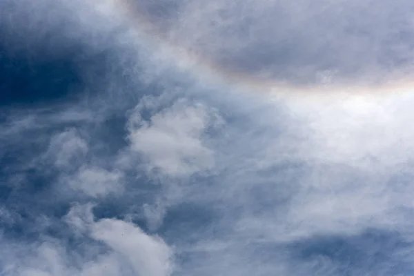 Fondo cielo azul con diminutas nubes — Foto de Stock