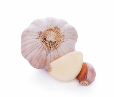 Beyaz arkaplanda sarımsak izole edilmiş.