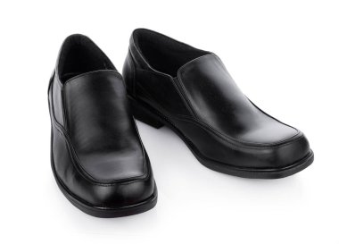 Siyah deri ayakkabılar beyaz arkaplanda izole.