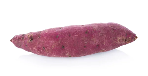 Zoete aardappel op witte achtergrond — Stockfoto