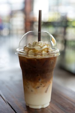 Buzlu kahve karamel Şurup ve krem şanti