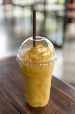 Taze Olgun tatlı mango smoothie ve dondurma mango