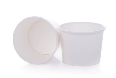 Beyaz arka planda beyaz kağıt bardak