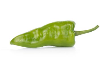 Beyaz arka planda yeşil kırmızı biber