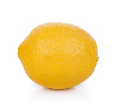 Beyaz arkaplanda taze limon izole edildi
