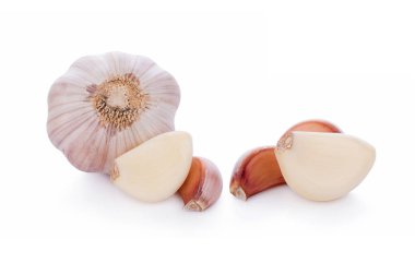 Beyaz arkaplanda sarımsak izole edilmiş.