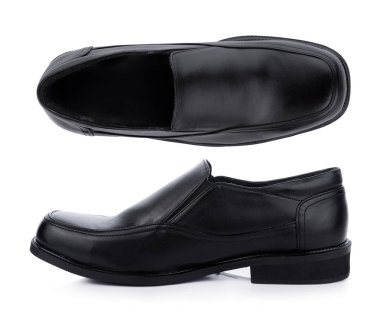 Siyah deri ayakkabılar beyaz arkaplanda izole.