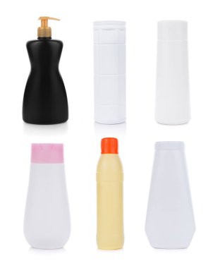 Beyaz arka plan üzerinde beyaz plastik şişe