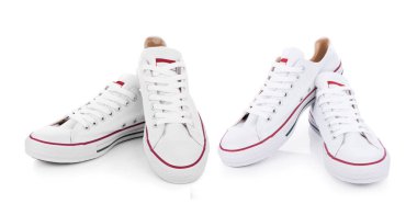 Beyaz arka plan üzerinde izole klasik beyaz spor ayakkabı