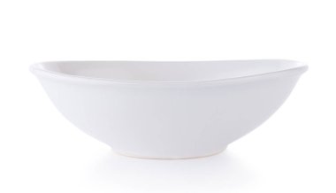 Beyaz arka planda beyaz seramik kasesi