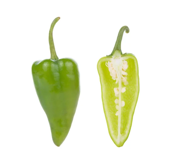 Πράσινες πιπεριές τσίλι σε λευκό φόντο — Φωτογραφία Αρχείου