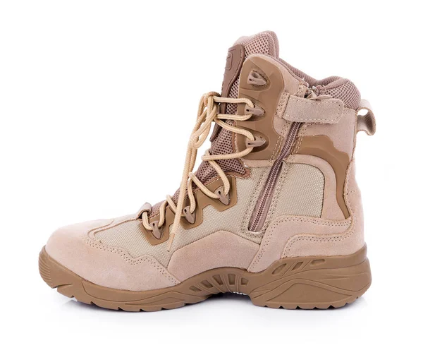 Beyaz arka plan üzerinde izole kahverengi savaş botları
