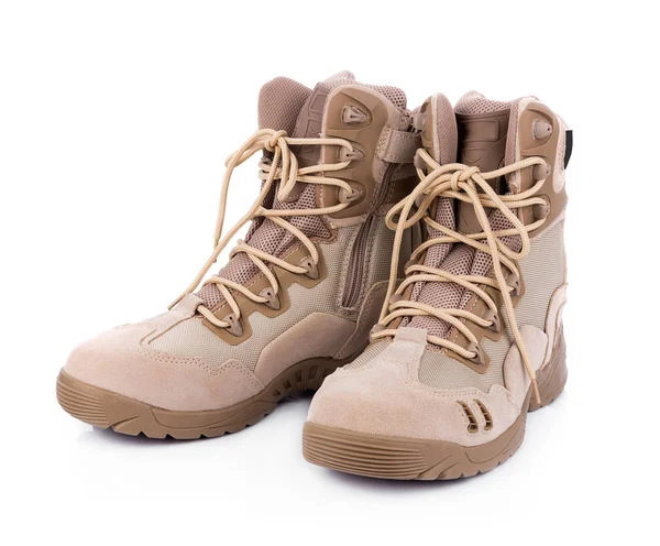 Beyaz arka plan üzerinde izole kahverengi savaş botları