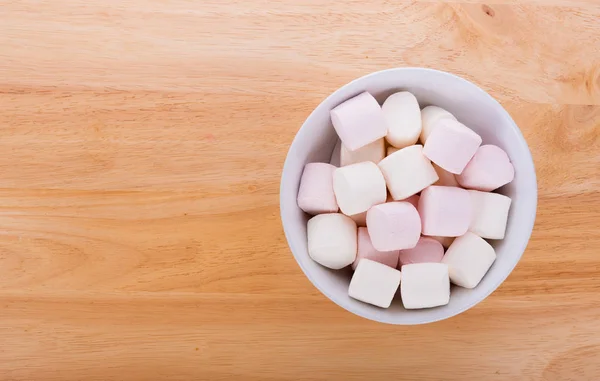Marshmallows in a bowl on wooden background — Stock Photo, Image