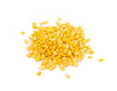 soyulmuş split mung fasulye beyaz arka plan üzerinde izole