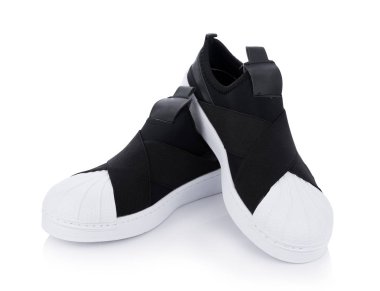 Beyaz arka plan üzerinde izole klasik spor ayakkabı