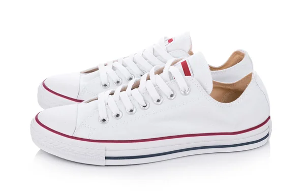 Klassiska vita sneakers isolerad på vit bakgrund — Stockfoto