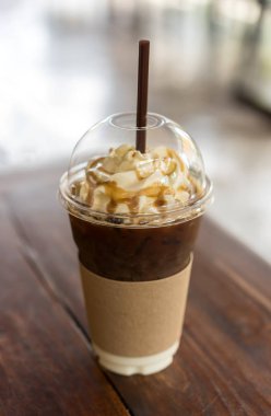 Buzlu kahve karamel Şurup ve krem şanti