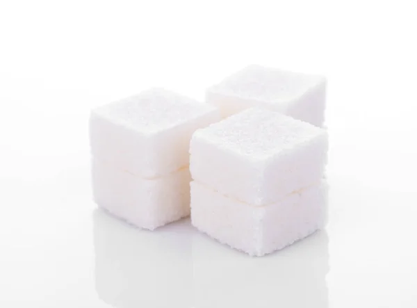 흰 배경에 있는 설탕 큐브 — 스톡 사진