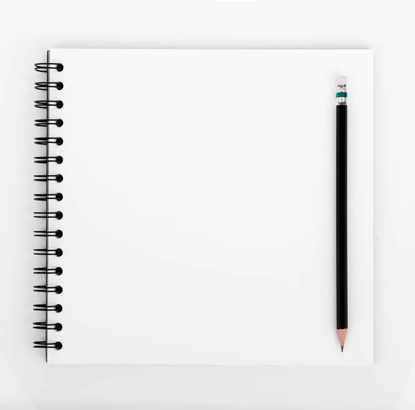 Üres realisztikus spirál jegyzetfüzet és ceruza elszigetelt fehér bac — Stock Fotó