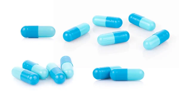 Pílulas cápsulas isoladas em fundo branco — Fotografia de Stock