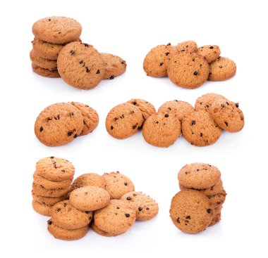 Beyaz arka planda çikolatalı kurabiye.