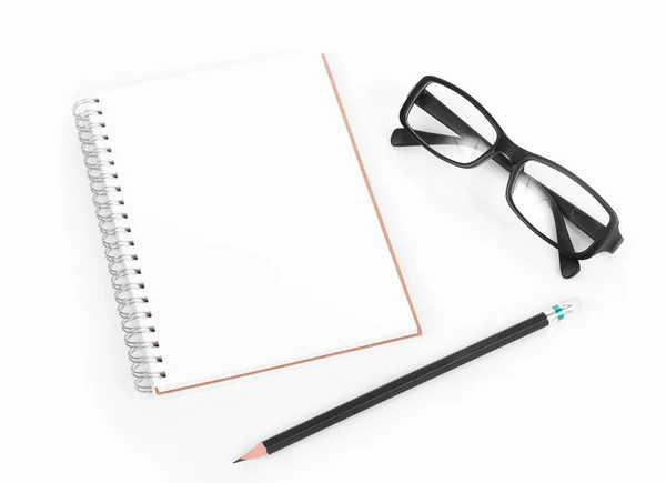Diário em branco, lápis e óculos sobre fundo branco — Fotografia de Stock