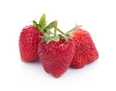 Beyaz arka plan üzerinde izole tatlı çilek