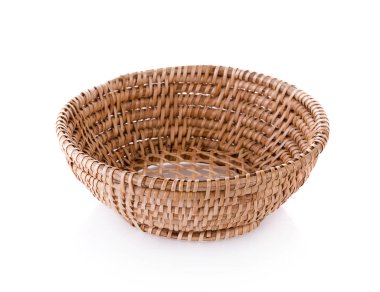 Beyaz arkaplanda izole edilmiş vintage dokuma sepeti