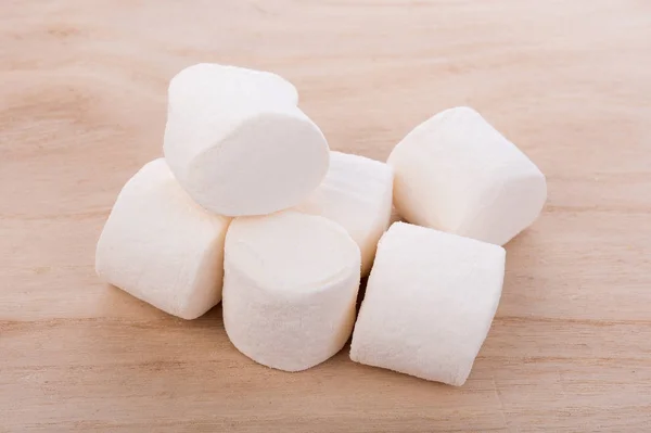 Marshmallows brancos em fundo de madeira — Fotografia de Stock